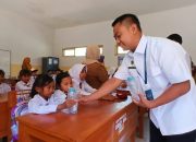 SPPG Sumberjambe Semek Beri Botol Minuman untuk Siswa Wilayah 3T