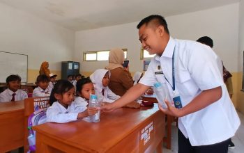 SPPG Sumberjambe Semek Beri Botol Minuman untuk Siswa Wilayah 3T