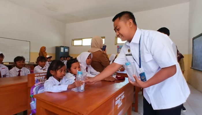 SPPG Sumberjambe Semek Beri Botol Minuman untuk Siswa Wilayah 3T